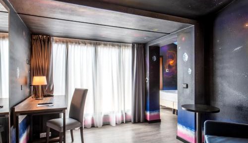 Junior Queen Suite - Non-Smoking