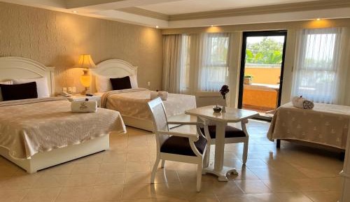 Family Room with Lake View