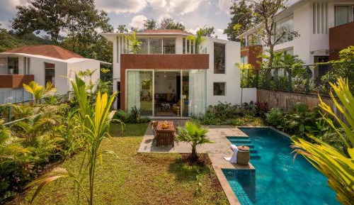 LaMacedo | Contemporary Home | Pvt Garden w/ Pool