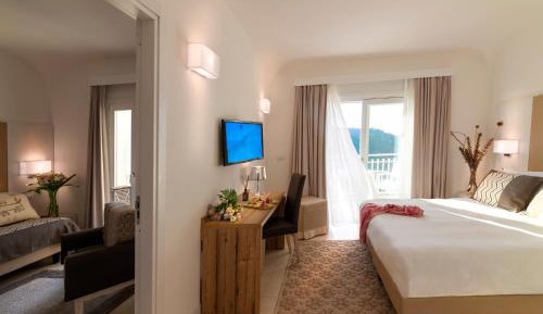 Deluxe Family Suite with Sea View