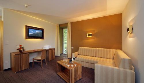 Family Suite (2 Adults + 2 Children)