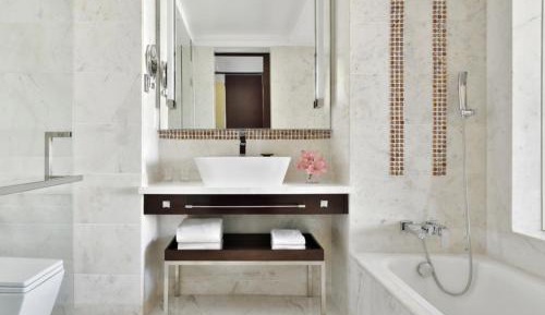 Suite with Lounge Access with Bath Tub - 30% discount on Spa treatments during 9:30 AM to 3PM (Not valid in conjunction with any other spa inclusion), Buy one and get one beer on selected brands during 12PM – 3PM at Lounge 18