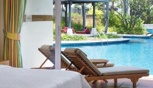 Premium Lagoon Access, Guest room, 1 King, Poolside view