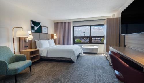 Queen Studio Suite with Airport View