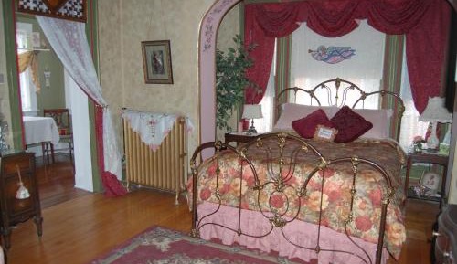 Queen Bed 3 Room Private Bathroom