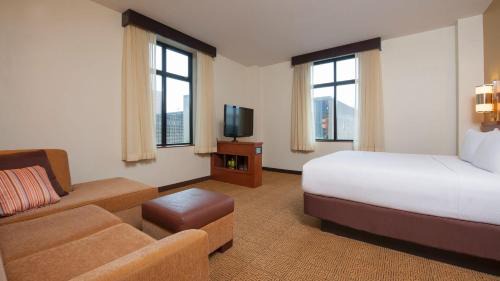 Corner Specialty King Room with Sofa Bed