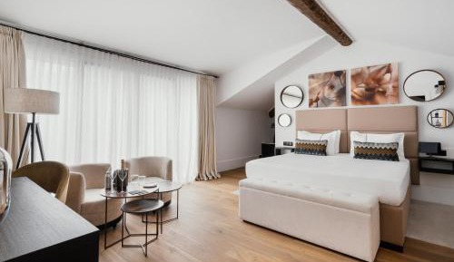 Suite with Lake View