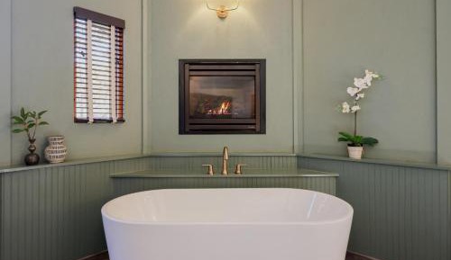 Deluxe Suite with Spa Bath