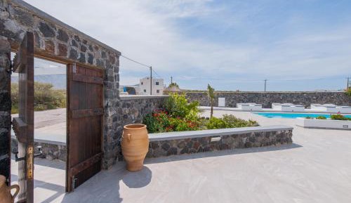 Family Apartment with Pool View