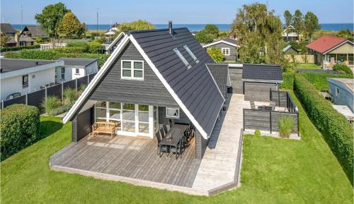 Three-Bedroom Holiday Home 