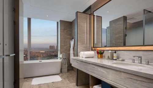 Deluxe Executive King Room with Lounge Access - High Floor