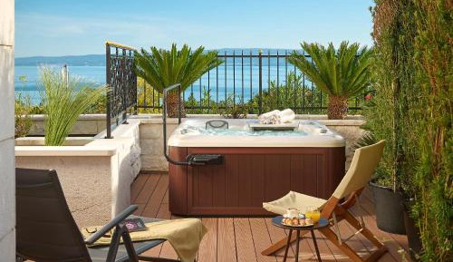 Garden Deluxe Suite Sea Front and Outdoor Jacuzzi