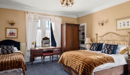 Family Room (2 Adults + 1 Child)