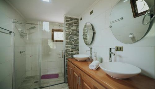 Bungalow (8 Adults)