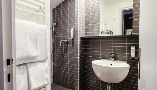 Family Room (3 Adults)