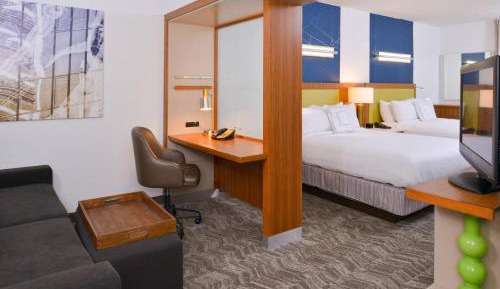 Queen Studio with Sofa Bed and Adapted Tub - Mobility and Hearing Accessible