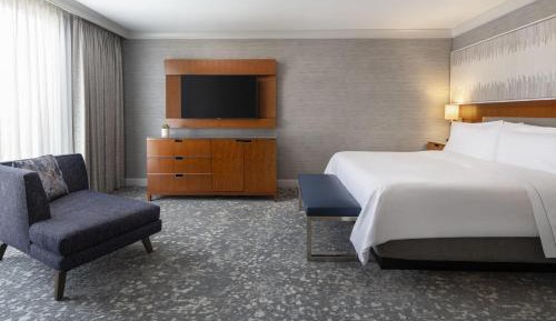 Junior Suite, 1 King, Sofa bed, Courtyard view, Corner room (Mobility Accessible w/ Tub)