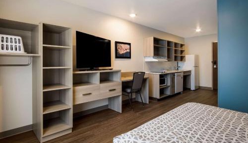 QUEEN SUITE W DISHWASHER (DISHES/COOKWARE INCLUDED) ACCESSIBLE ROLL IN SHOWER