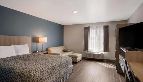 QUEEN SUITE WITH SOFA/DISHWASHER (DISHES/COOKWARE INCLUDED)