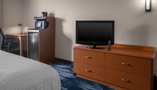 Standard King Room with Adapted Tub - Mobility and Hearing Accessible