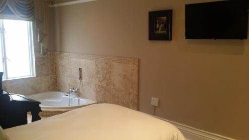 Single Room with Private Bathroom 4