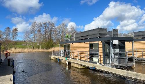 Houseboat One-Bedroom 03