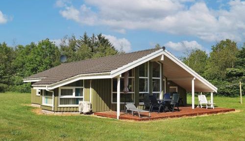 Three-Bedroom Holiday Home 