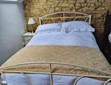 Deluxe Double Room (2 Adults + 1 Child)