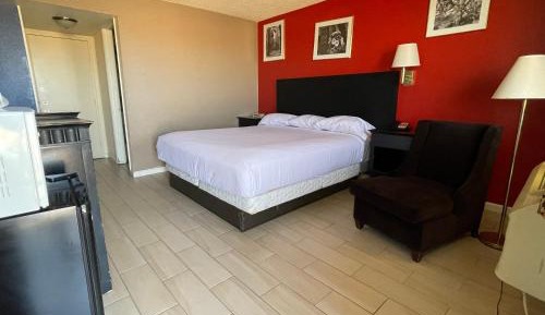 Deluxe King Suite with Kitchenette -  Non-Smoking