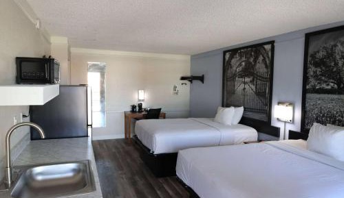 Studio with Two Queen Beds - Non-Smoking