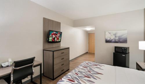 Deluxe Room with One Queen Bed Disabilty Access Roll-In Shower Non-Smoking