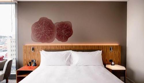 Premium Corner King Room with Club Access
