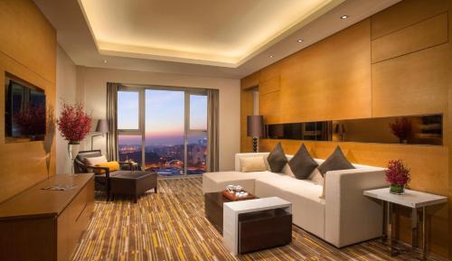 1 King One Bedroom Suite Study Room