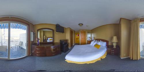Queen Room with Balcony - Oceanfront