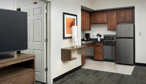 Studio King Suite with Accessible Roll in Shower - Non-Smoking