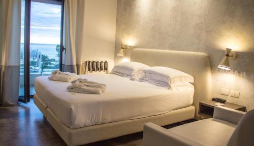 Deluxe Queen Room with Sea View