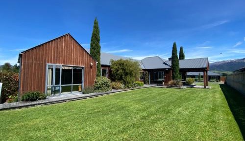 Three-Bedroom Holiday Home 