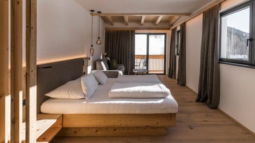 Apartment with Mountain View