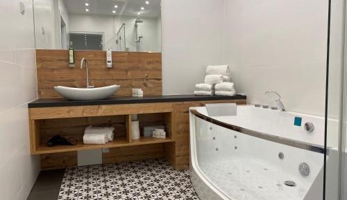 Queen Suite with Spa Bath