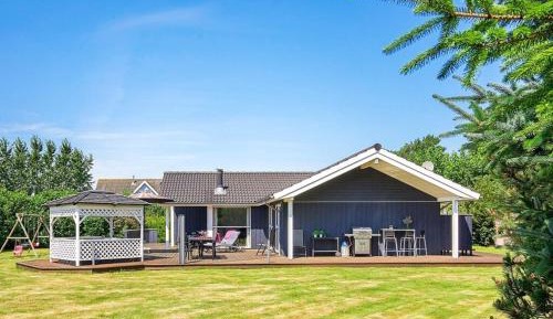 Three-Bedroom Holiday Home 
