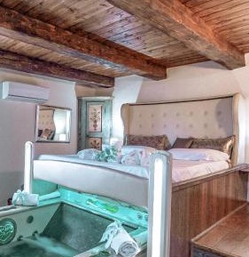 Suite with Hot Tub