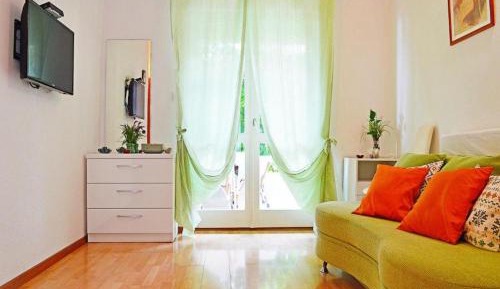 One Bedroom Apartment with Balcony and Sea View