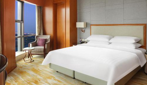 One-Bedroom King Suite with Lake View and Dining Area