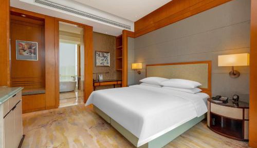 Junior King Suite with Lake View