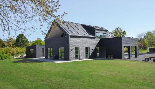 Three-Bedroom Holiday Home 