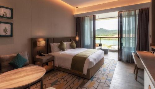 Standard King Room with Lake View