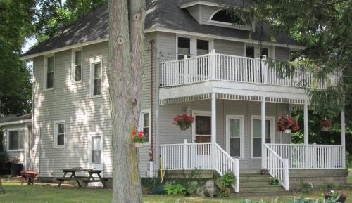 Deluxe Queen Suite