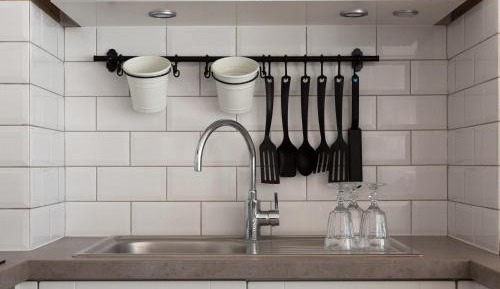 One-Bedroom Apartment with Lake View