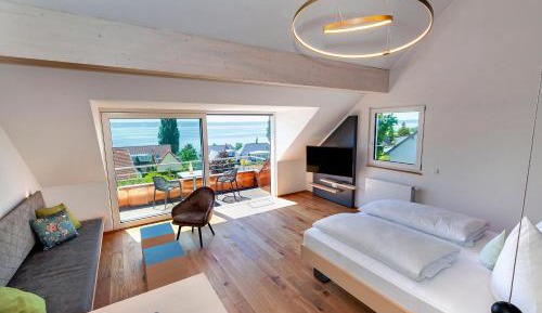 Apartment with Lake View