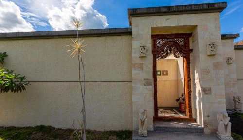Queen Room with Pool View